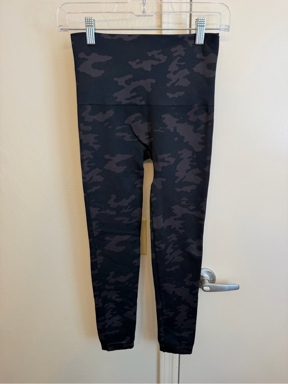 SPANX Look At Me Now Seamless Camo Leggings Gray Size Medium